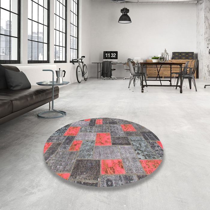 Round Abstract Gunmetal Gray Patchwork Rug in a Office, abs1262