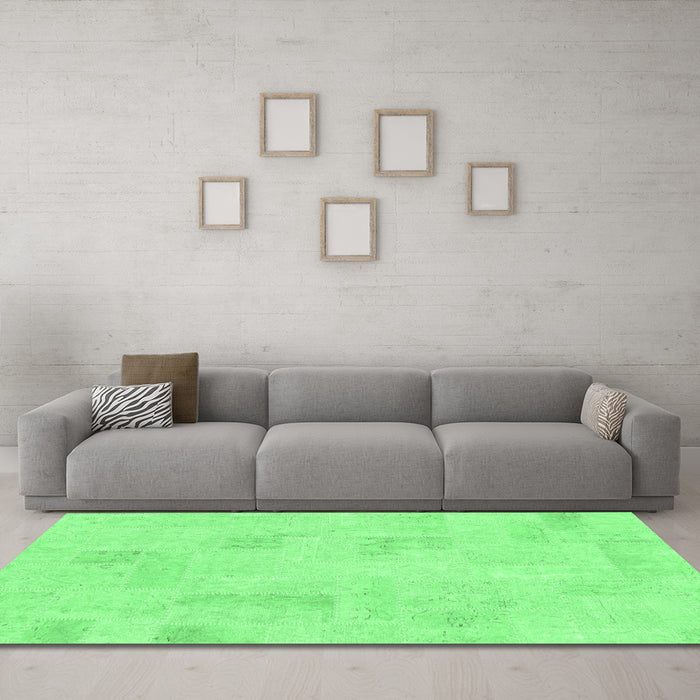 Machine Washable Solid Emerald Green Modern Area Rugs in a Living Room,, wshabs1428emgrn