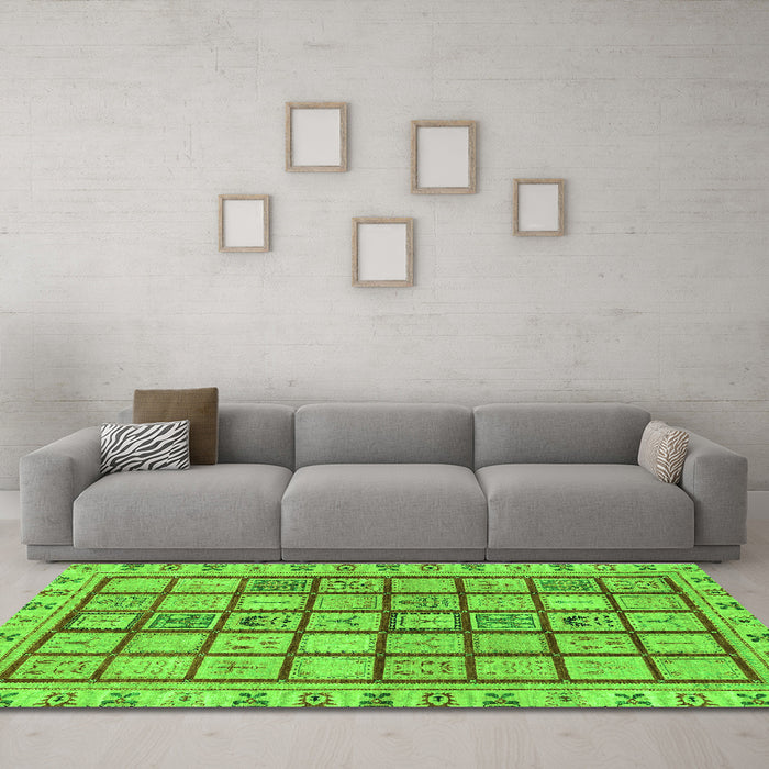 Machine Washable Abstract Green Modern Area Rugs in a Living Room,, wshabs151grn