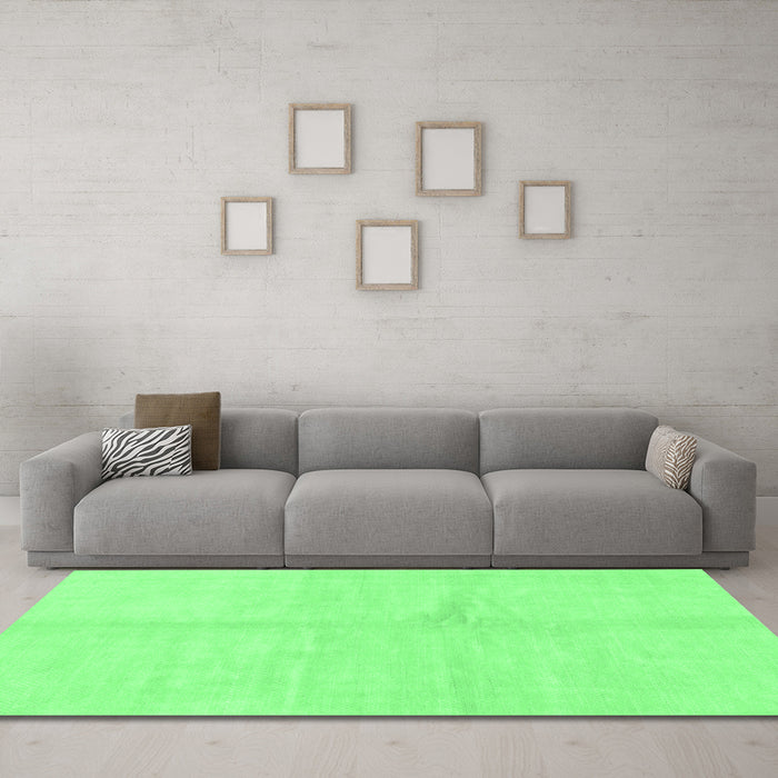 Machine Washable Solid Emerald Green Modern Area Rugs in a Living Room,, wshabs1598emgrn