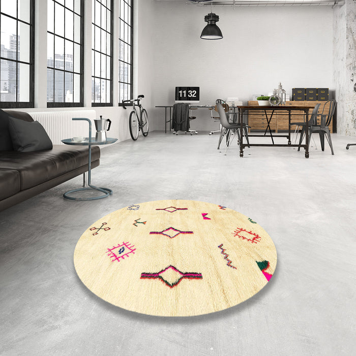 Round Machine Washable Abstract Yellow Rug in a Office, wshabs1850