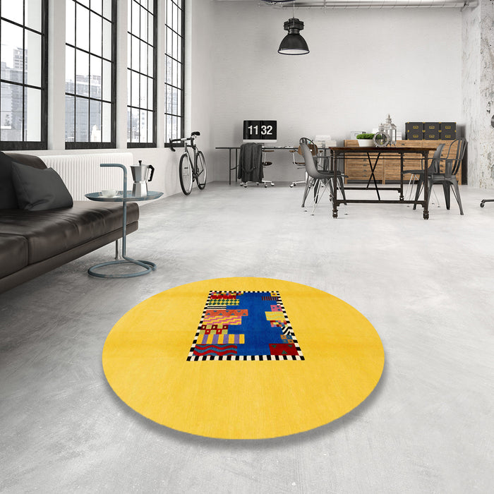 Round Abstract Gold Yellow Modern Rug in a Office, abs1911