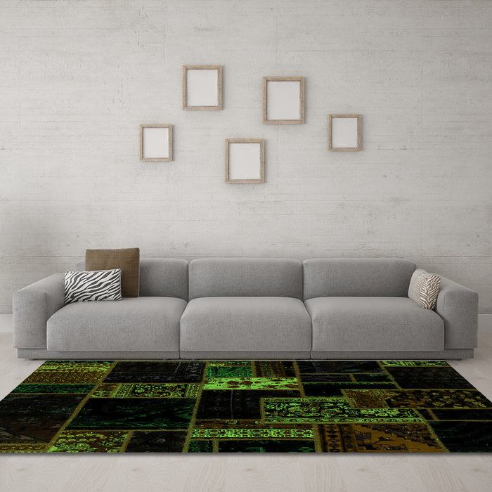 Machine Washable Patchwork Green Transitional Area Rugs in a Living Room,, wshabs2005grn