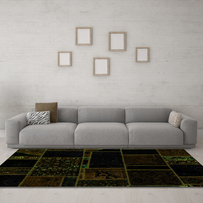 Machine Washable Patchwork Green Transitional Area Rugs in a Living Room,, wshabs2007grn