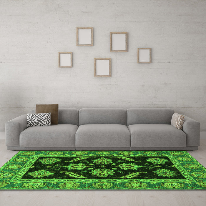 Machine Washable Oriental Green Traditional Area Rugs in a Living Room,, wshabs2512grn