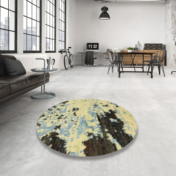 Round Abstract Brown Gold Modern Rug in a Office, abs2569