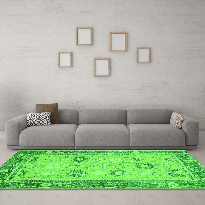 Machine Washable Oriental Green Traditional Area Rugs in a Living Room,, wshabs2711grn