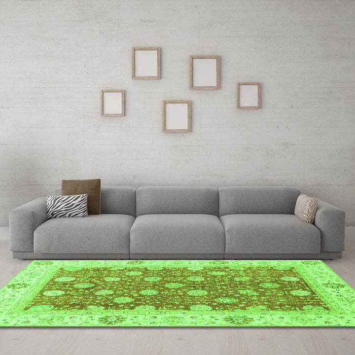 Machine Washable Oriental Green Traditional Area Rugs in a Living Room,, wshabs2751grn