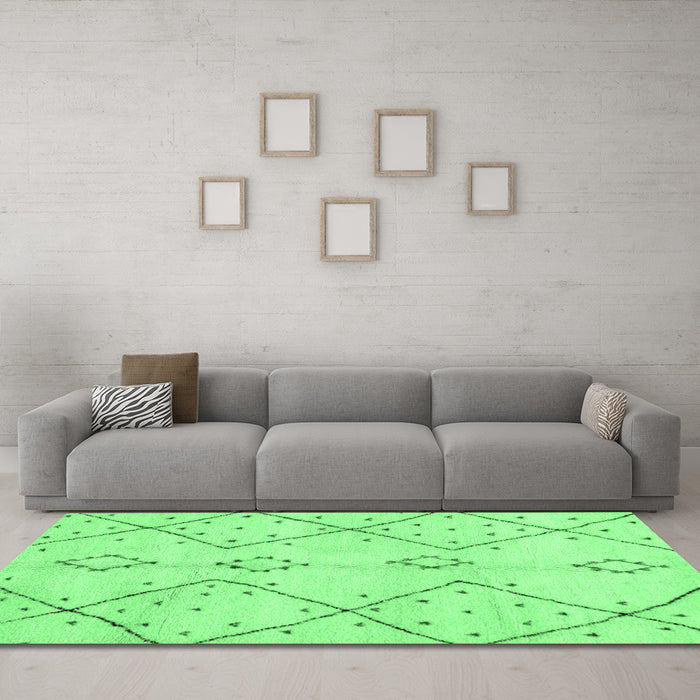 Machine Washable Solid Emerald Green Modern Area Rugs in a Living Room,, wshabs2899emgrn
