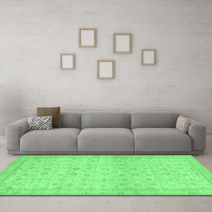 Machine Washable Oriental Emerald Green Traditional Area Rugs in a Living Room,, wshabs28emgrn