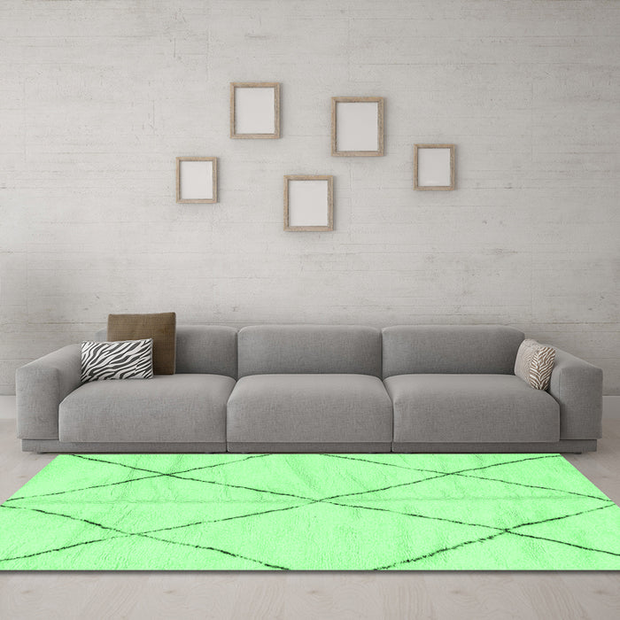 Machine Washable Solid Emerald Green Modern Area Rugs in a Living Room,, wshabs2916emgrn