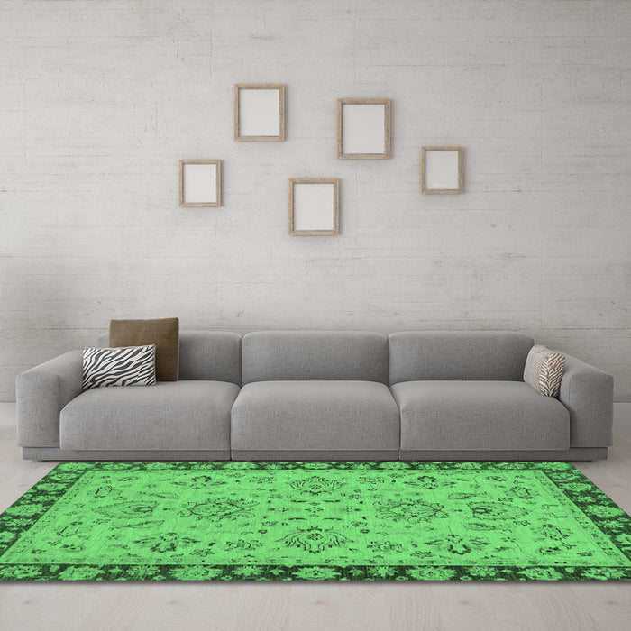 Machine Washable Oriental Emerald Green Traditional Area Rugs in a Living Room,, wshabs2988emgrn
