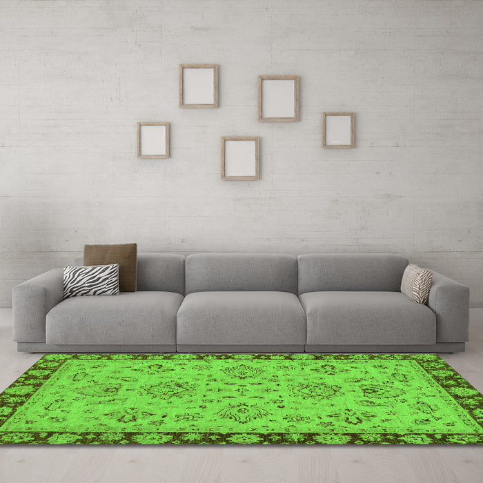 Machine Washable Oriental Green Traditional Area Rugs in a Living Room,, wshabs2988grn
