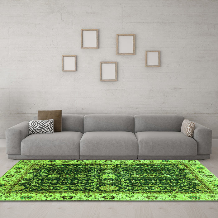 Machine Washable Geometric Green Traditional Area Rugs in a Living Room,, wshabs3093grn