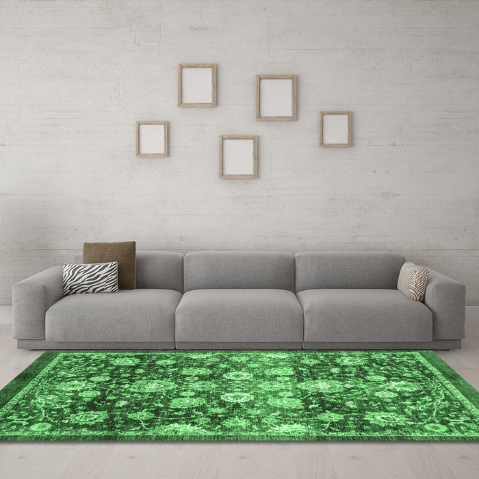 Machine Washable Oriental Emerald Green Traditional Area Rugs in a Living Room,, wshabs3113emgrn