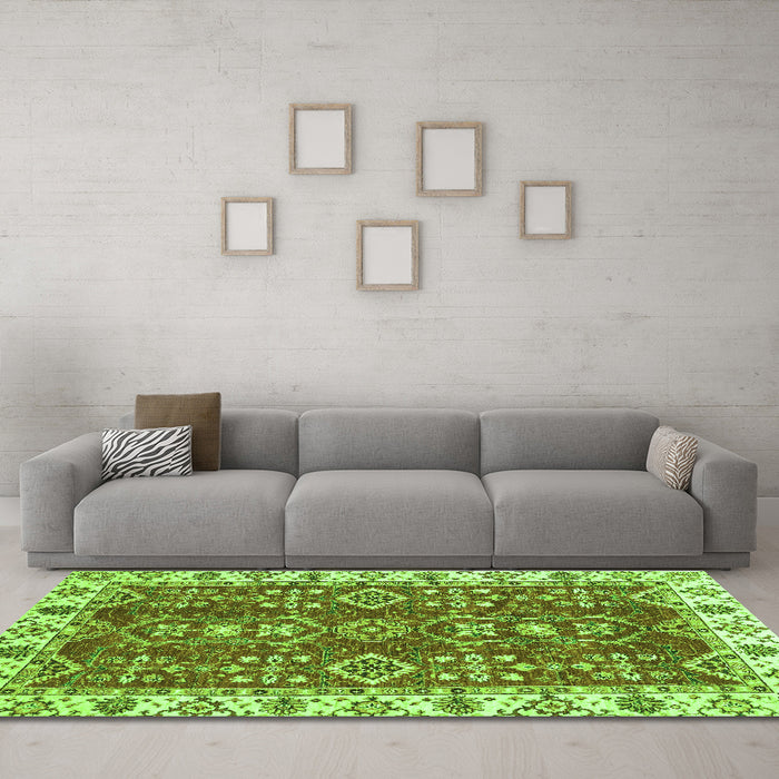 Machine Washable Oriental Green Traditional Area Rugs in a Living Room,, wshabs3173grn