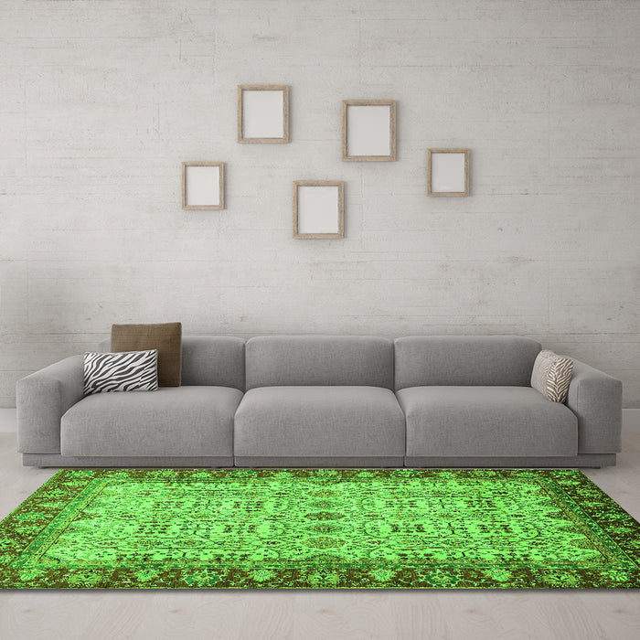 Machine Washable Oriental Green Traditional Area Rugs in a Living Room,, wshabs3217grn