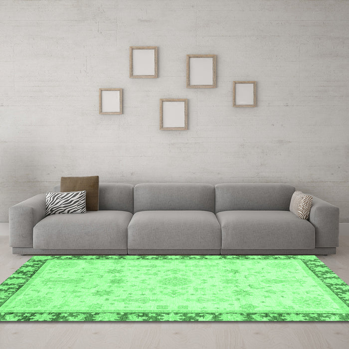 Machine Washable Oriental Emerald Green Traditional Area Rugs in a Living Room,, wshabs3511emgrn