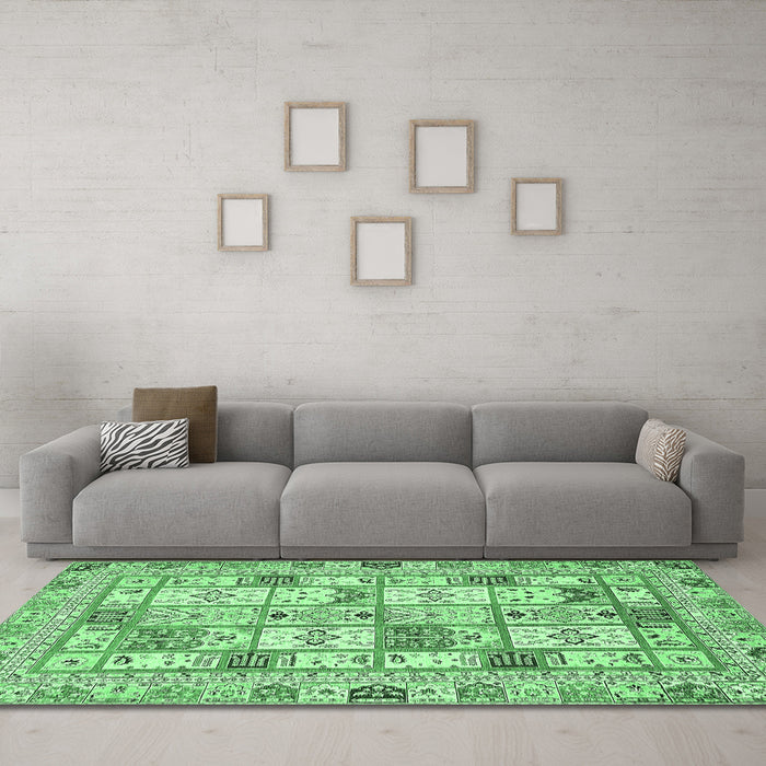 Machine Washable Abstract Emerald Green Modern Area Rugs in a Living Room,, wshabs369emgrn