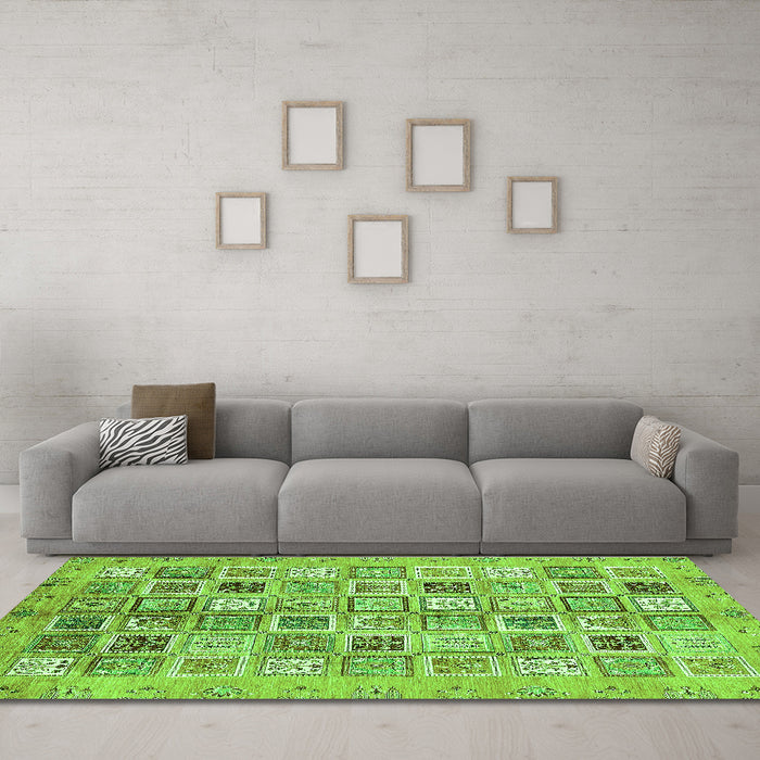 Machine Washable Abstract Green Modern Area Rugs in a Living Room,, wshabs375grn