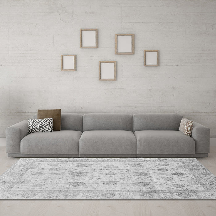 Machine Washable Oriental Gray Traditional Rug in a Living Room,, wshabs3878gry