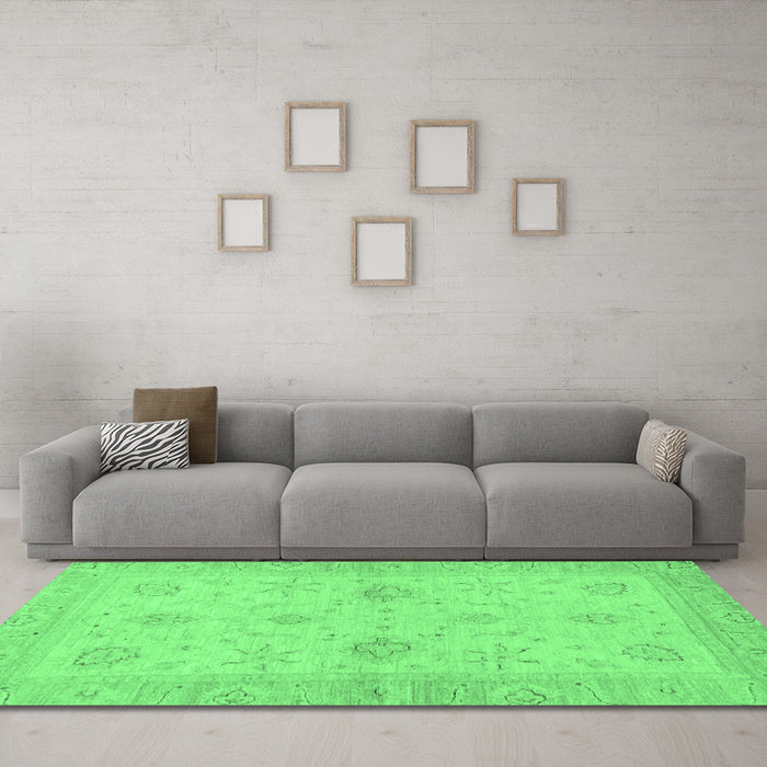 Machine Washable Oriental Emerald Green Traditional Area Rugs in a Living Room,, wshabs3990emgrn