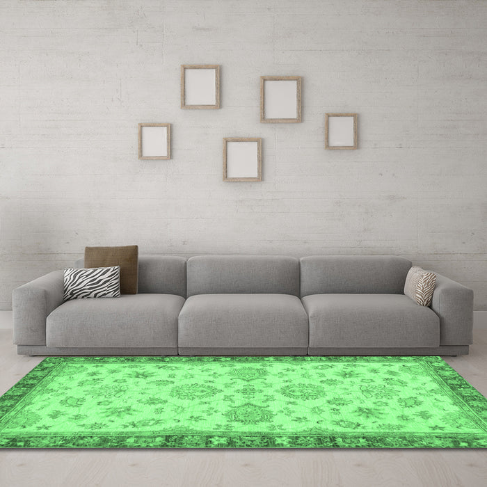 Machine Washable Oriental Emerald Green Traditional Area Rugs in a Living Room,, wshabs4000emgrn