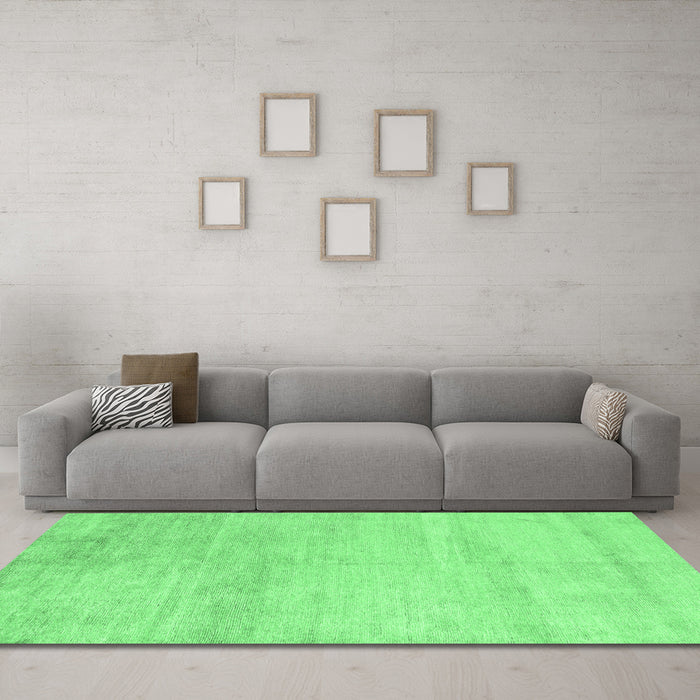 Machine Washable Solid Emerald Green Modern Area Rugs in a Living Room,, wshabs4123emgrn