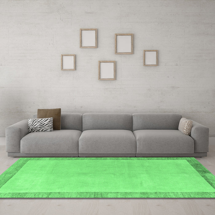 Machine Washable Solid Emerald Green Modern Area Rugs in a Living Room,, wshabs4306emgrn