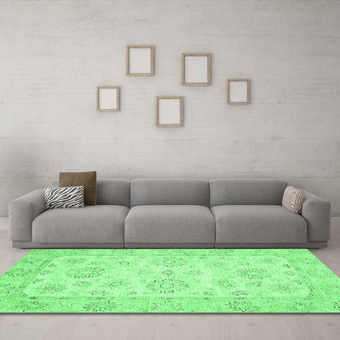 Machine Washable Oriental Emerald Green Traditional Area Rugs in a Living Room,, wshabs475emgrn