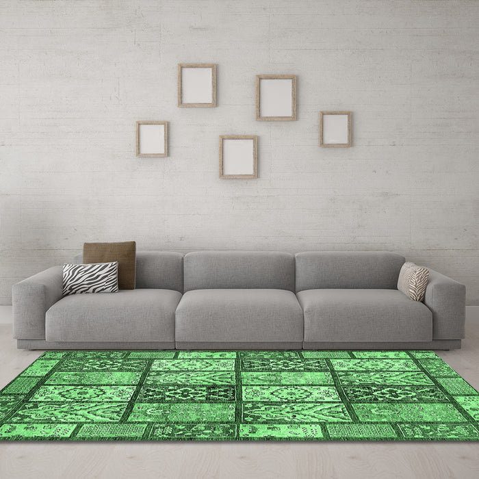 Machine Washable Abstract Emerald Green Modern Area Rugs in a Living Room,, wshabs504emgrn