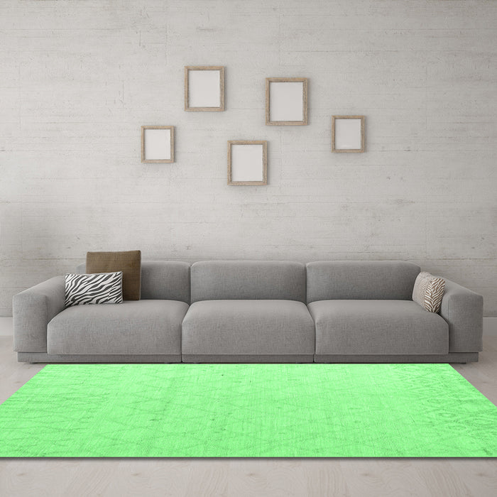 Machine Washable Solid Emerald Green Modern Area Rugs in a Living Room,, wshabs5072emgrn