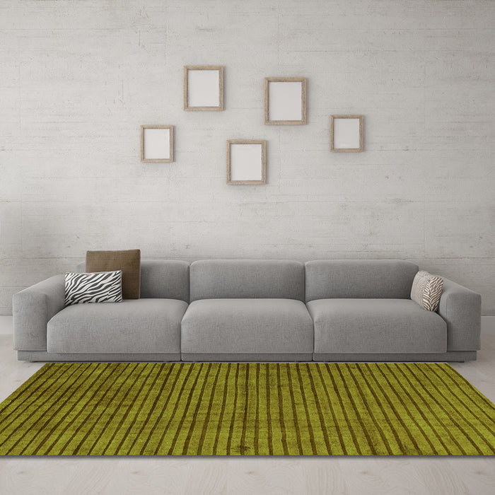 Machine Washable Oriental Green Modern Area Rugs in a Living Room,, wshabs5197grn