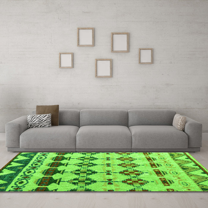 Machine Washable Abstract Green Modern Area Rugs in a Living Room,, wshabs5357grn