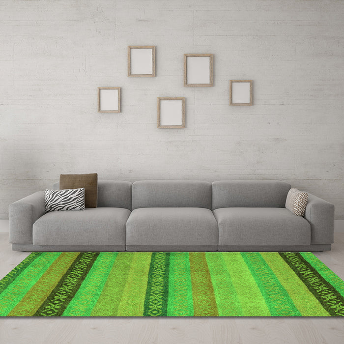 Machine Washable Oriental Green Modern Area Rugs in a Living Room,, wshabs5513grn