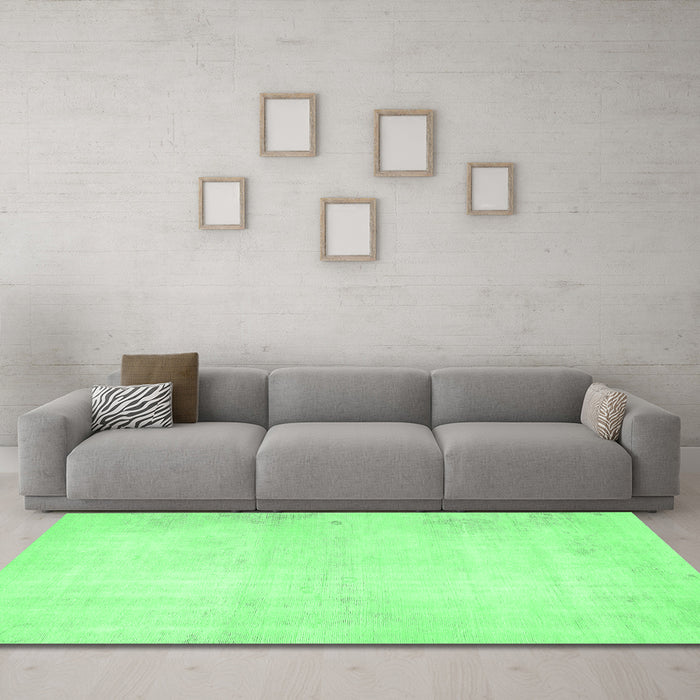 Machine Washable Solid Emerald Green Modern Area Rugs in a Living Room,, wshabs5636emgrn