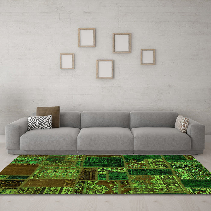 Machine Washable Oriental Green Modern Area Rugs in a Living Room,, wshabs5650grn