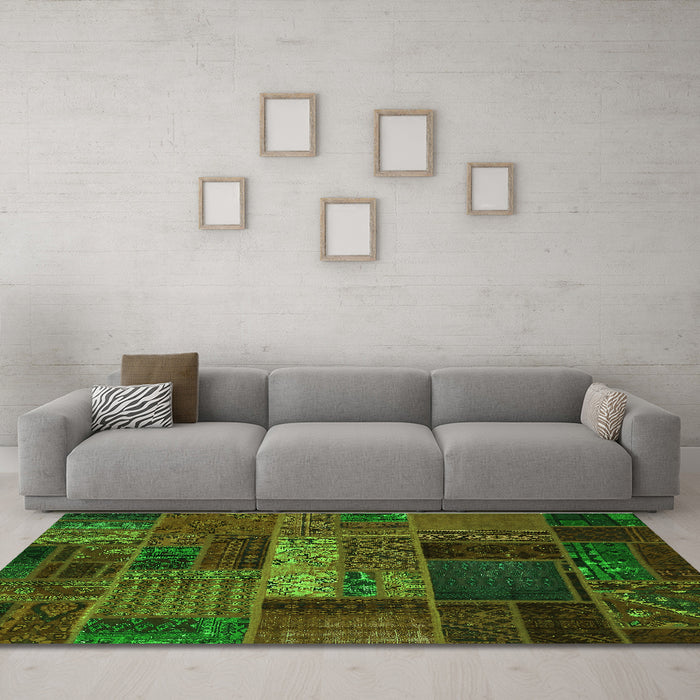 Machine Washable Oriental Green Modern Area Rugs in a Living Room,, wshabs5652grn