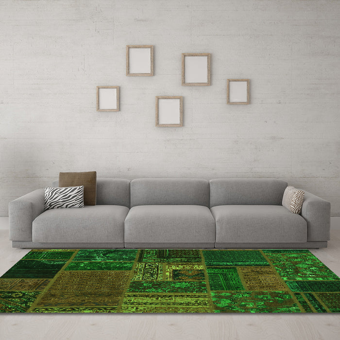 Machine Washable Oriental Green Modern Area Rugs in a Living Room,, wshabs5653grn