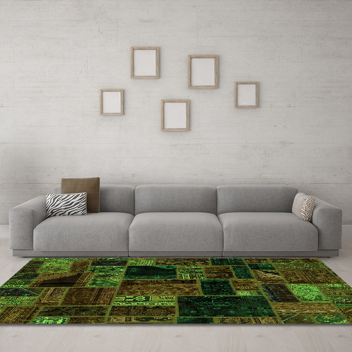 Machine Washable Oriental Green Modern Area Rugs in a Living Room,, wshabs5659grn