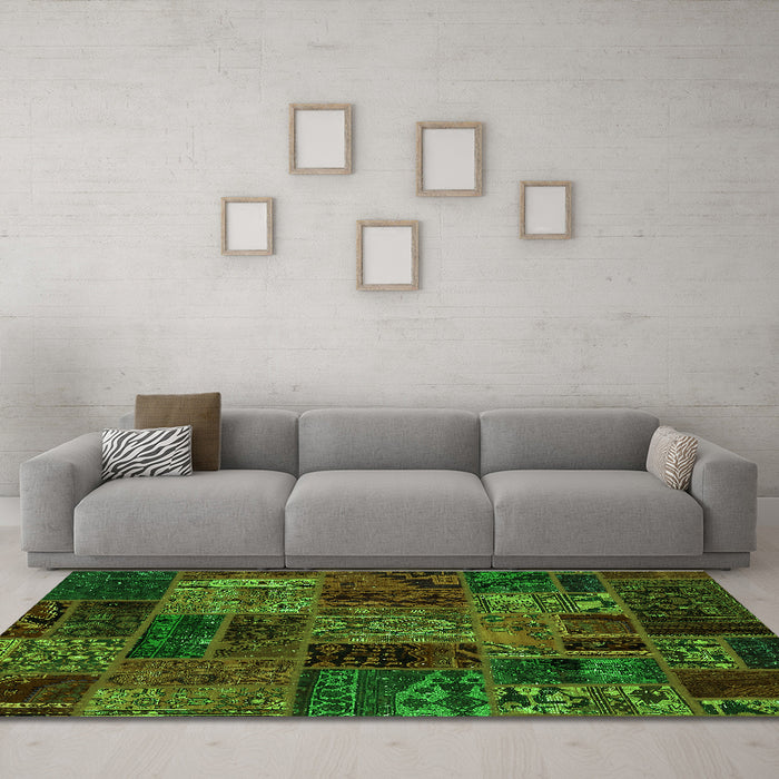 Machine Washable Oriental Green Modern Area Rugs in a Living Room,, wshabs5663grn
