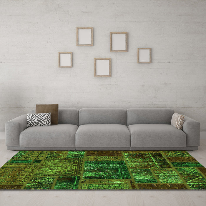 Machine Washable Oriental Green Modern Area Rugs in a Living Room,, wshabs5672grn