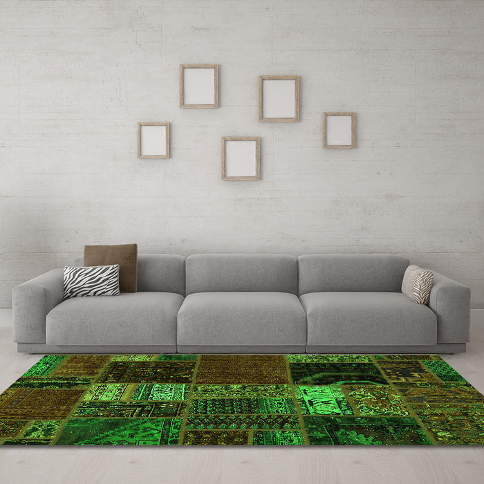 Machine Washable Oriental Green Modern Area Rugs in a Living Room,, wshabs5675grn