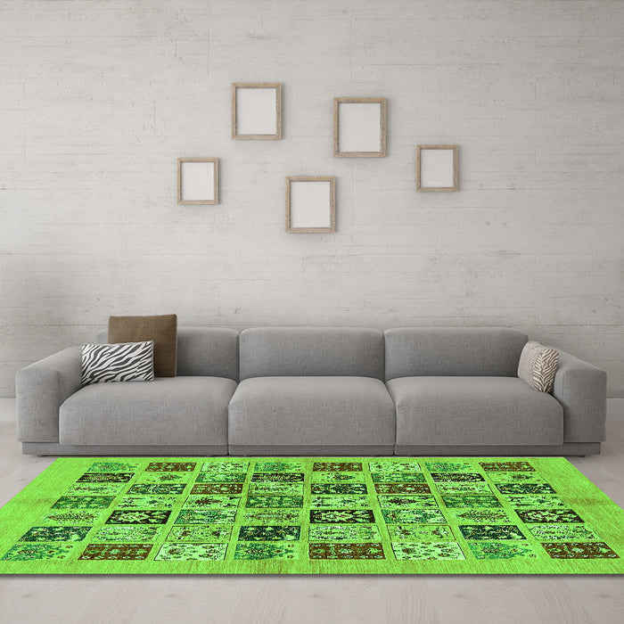 Machine Washable Oriental Green Modern Area Rugs in a Living Room,, wshabs644grn