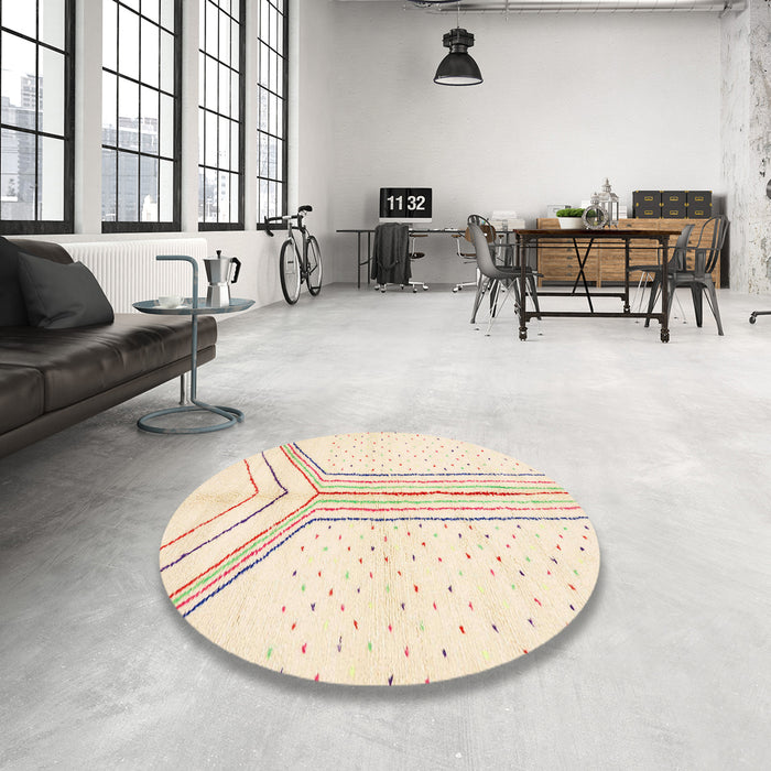 Round Machine Washable Abstract Vanilla Gold Rug in a Office, wshabs670
