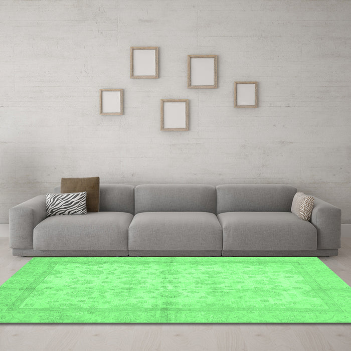 Machine Washable Oriental Emerald Green Traditional Area Rugs in a Living Room,, wshabs693emgrn
