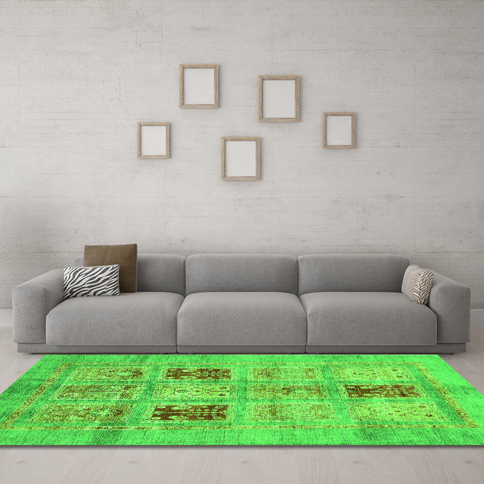 Machine Washable Abstract Green Modern Area Rugs in a Living Room,, wshabs702grn