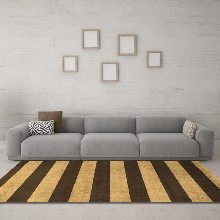 Machine Washable Abstract Brown Modern Rug in a Living Room,, wshabs945brn