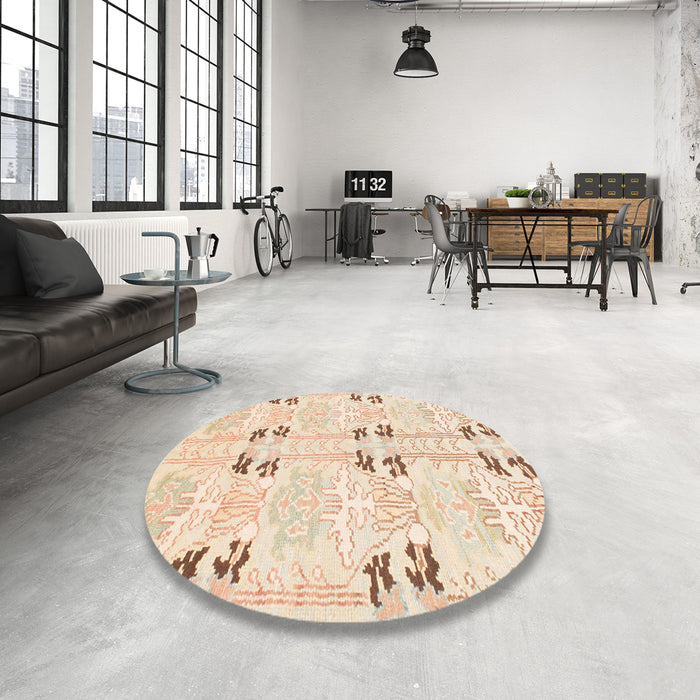 Round Abstract Navajo White Gold Modern Rug in a Office, abs972