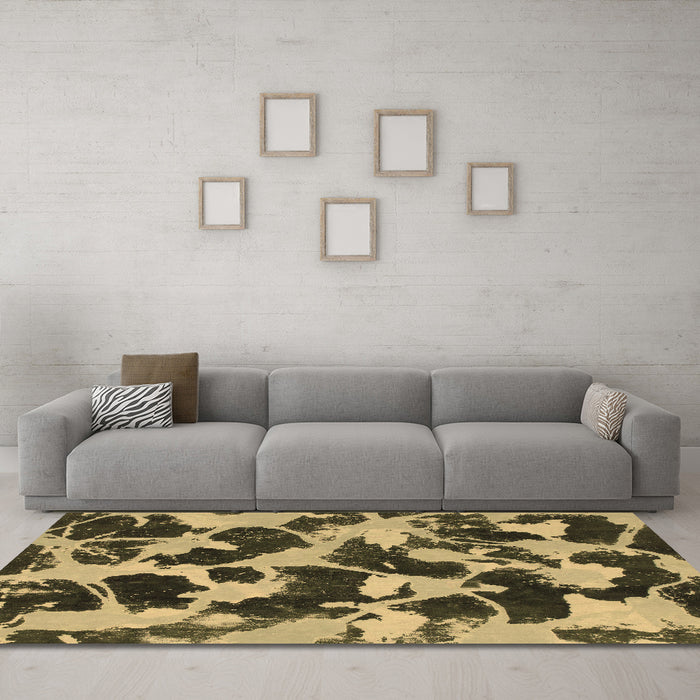 Machine Washable Abstract Brown Modern Rug in a Living Room,, wshabs977brn